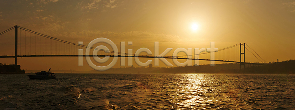 사람없음 JPG 실루엣 포토 해외이미지 건물 건축양식 검은색 공공시설 공학 교통시설 구름 대륙 도로 도시 도시풍경 동쪽 랜드마크 물 바다 보스포루스 보트 비즈니스 빛 아시아 여행 연결 유럽 이스탄불 중앙 철강 초록색 칠면조 컬러 튀르키예 파노라마 파란색 풍경 하늘 해외202309 해외포토