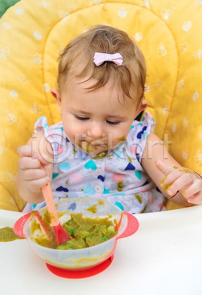 아기 여자 여자아기한명만 한명 JPG 아웃포커스 앞모습 포토 해외이미지 먹기 상반신 숟가락 앉기 잡기 채소 해외202309