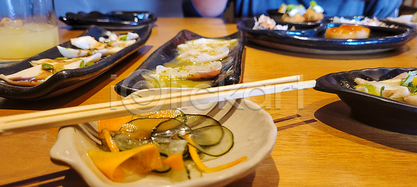 신선 동양인 사람없음 JPG 포토 해외이미지 건강 검은색 날것 대두 롤 맛 맛있는 문화 밥 백그라운드 빨간색 상업 새우 세트 식당 식사 아시아 어류 연어 오징어 요리 음식 일본 장식 저녁식사 전통 점심식사 접시 젓가락 직업 질감 참치 초밥 해산물 해외202309 해외포토 해조류 흰색