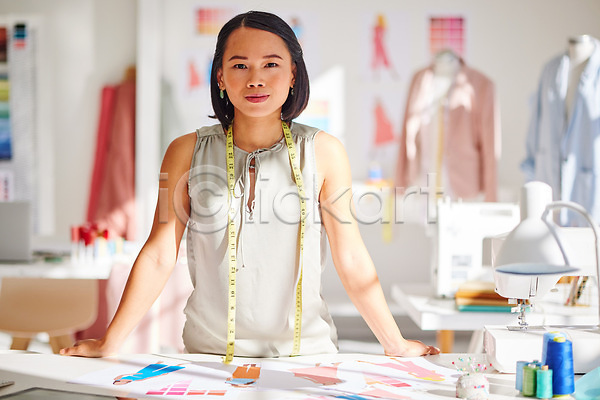 계획 성인 성인여자한명만 여자 한명 JPG 앞모습 포토 해외이미지 미소(표정) 비즈니스우먼 상반신 의상디자인 패션디자이너 패션산업 회사