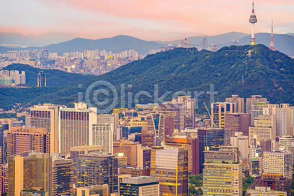 사람없음 JPG 포토 해외이미지 도시 백그라운드 빌딩 산 서울 스카이라인 야외 저녁 풍경(경치) 하늘 해외202309