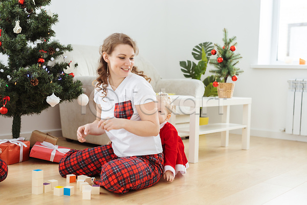 두명 백인 성인 아기 여자 여자만 JPG 옆모습 포토 해외이미지 가족 놀이 블록쌓기 앉기 전신 크리스마스 크리스마스트리 해외202309 휴가