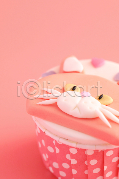 달콤 사람없음 JPG 포토 해외이미지 고양이 분홍색배경 생크림 장식 컵케이크 한개 해외202309