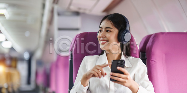 출발 행복 남자 동양인 백인 사람 여자 한명 JPG 포토 해외이미지 교통시설 대패 듣기 디지털 라이프스타일 모바일 비즈니스 비행기 스마트폰 승객 실내 앉기 여행 음악 응시 의자 이어폰 창문 통신 항공 해외202309 해외포토 핸드폰 헤드폰 휴가