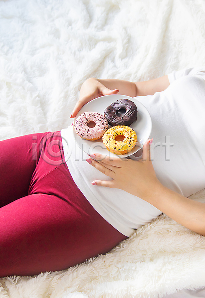 행복 성인 성인여자한명만 여자 한명 JPG 포토 해외이미지 건강 관리 그릇 눕기 도넛 배(신체부위) 임산부 임신 천(직물) 해외202309