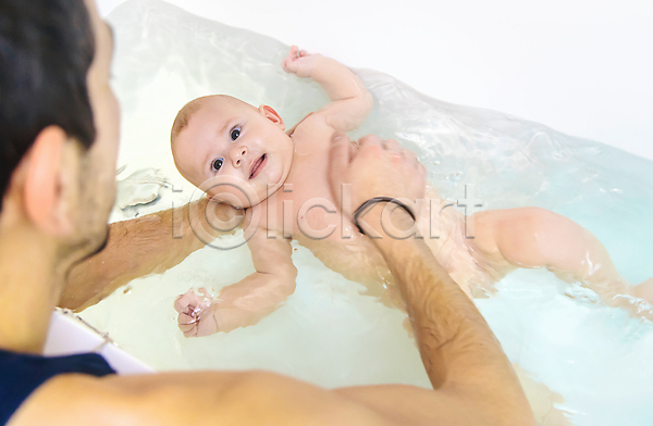 남자 남자만 두명 성인 아기 JPG 포토 해외이미지 목욕 미소(표정) 씻겨주기 욕조 잡기 청결 해외202309