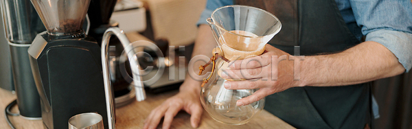 행복 백인 사람 성인 여자 한명 JPG 포토 해외이미지 계산대 기계 네트워크 디지털 무선전화기 미소 바리스타 백그라운드 뷰티 비즈니스 상점 서비스 식당 실내 알약 앞치마 업무 옷 우주 음료 음식 전문직 전자 중소기업 직업 카페 카페테리아 커피 해외202309 해외포토 혼자