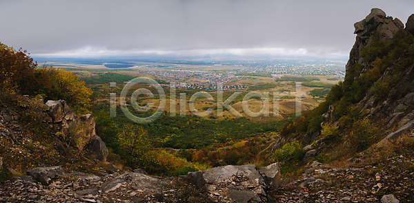 사람없음 JPG 포토 해외이미지 건축양식 계곡 랜드마크 마을 백그라운드 뷰티 산 숲 시골 알프스 야외 언덕 여행 여행객 자연 절정 정상 초록색 파노라마 파란색 하늘 하이킹 해외202309 해외포토