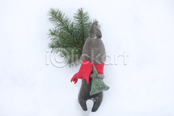 분위기 사람없음 JPG 포토 해외이미지 겨울 나뭇가지 목도리 안기 인형 장난감 토끼 토끼인형