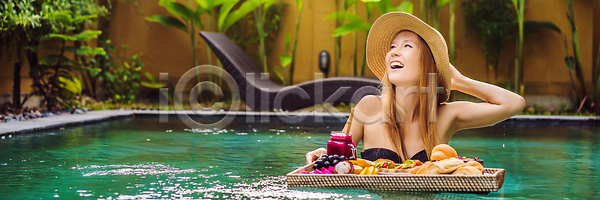 고급 사람 한명 JPG 포토 해외이미지 건강 과일 다이어트 라이프스타일 맨션 먹기 무한 물 바구니 발리 배너 사발 수영 스무디 아보카도 아침 아침식사 여름 여행 음식 이국적 인도네시아 쟁반 전원 주말 채식주의자 컬러풀 태국 풍경 해외202309 해외포토 호텔 휴가 휴양지