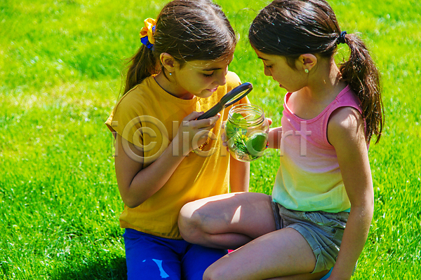 두명 소녀(어린이) 소녀만 어린이 여자 JPG 포토 해외이미지 관찰 들기 상반신 야외 유리병 자연 초원(자연)