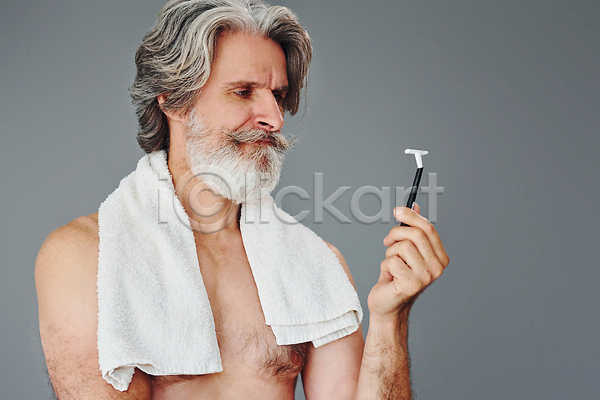 남자 노년 노인남자한명만 한명 JPG 앞모습 포토 해외이미지 그루밍족 들기 면도기 상반신 수건 실버라이프 턱수염 해외202309