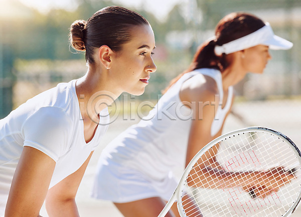 두명 성인 성인여자만 여자 JPG 옆모습 포토 해외이미지 상반신 썬캡 야외 테니스 테니스라켓 테니스복 테니스장 해외202309