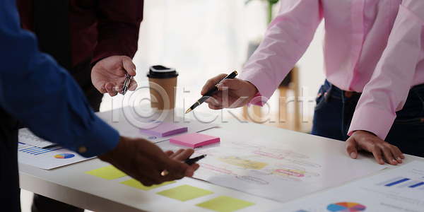 계획 마케팅 분석 설계 성공 아이디어 협력 사람 사람없음 JPG 포토 해외이미지 개발 경영 그래프 그룹 금융 노트북 대화 동료 문서 보고서 브레인스토밍 비즈니스 비즈니스맨 비즈니스우먼 사무실 사이버 상담 시작 업무 작업 직업 직장 컴퓨터 토론 통계 통신 프로젝트 해외202309 해외포토 회의