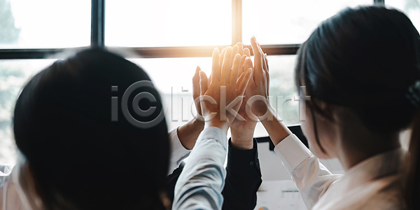 믿음 성공 우정 함께함 행복 협력 두명 사람 JPG 포토 해외이미지 거래 관계 그룹 대표 동료 리더 백그라운드 비즈니스 비즈니스맨 사무실 손 쌓기 업무 연결 종업원 지원 직업 친구 커뮤니티 컨셉 콜라보레이션 통신 해외202309 해외포토 헬프 회사 힘
