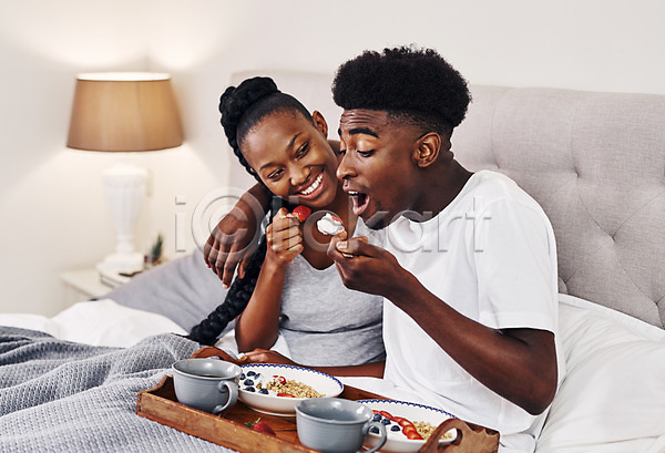 남자 두명 성인 성인만 여자 흑인 JPG 앞모습 옆모습 포토 해외이미지 먹기 미소(표정) 부부라이프 상반신 신혼부부 실내 앉기 음식 침대 커플