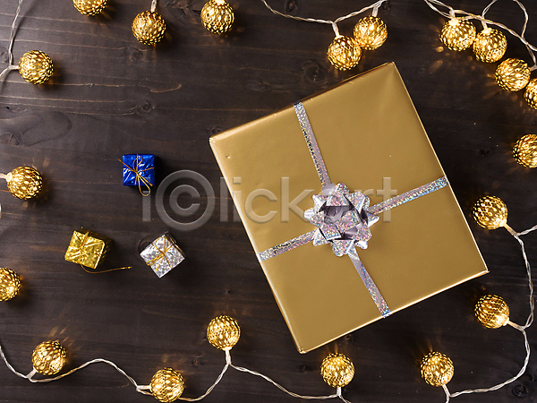 사람없음 JPG 포토 하이앵글 해외이미지 금색 나무배경 리본 선물상자 알전구 오브젝트 크리스마스장식 해외202309