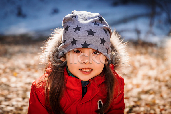 산책 행복 백인 어린이 한명 JPG 포토 해외이미지 겨울 공원 놀이 라이프스타일 뷰티 산 숲 야외 여행 자연 하이킹 해외202309 화창