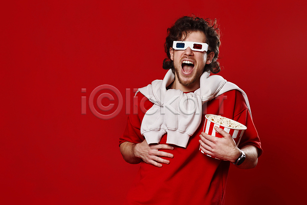 행복 남자 성인 성인남자한명만 한명 JPG 앞모습 포토 해외이미지 3D안경 들기 빨간색 상반신 영화 팝콘 폭소 해외202309