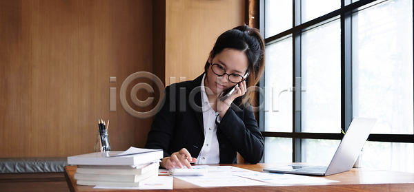 동양인 사람 성인 여자 한명 JPG 포토 해외이미지 경영 경영자 공책 노트북 라이프스타일 모바일 부름 뷰티 비즈니스 비즈니스우먼 사무실 사업가 사이버 스마트폰 실내 심각 앉기 업무 연결 온라인 응시 인터넷 일본 작업 직업 직장 책상 컴퓨터 탁자 통신 학생 해외202309 해외포토 핸드폰