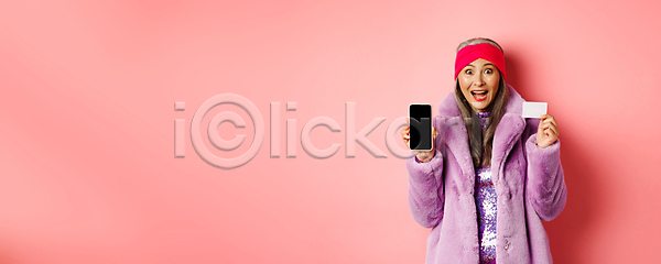 기쁨 행복 동양인 사람 여자 한명 JPG 포토 해외이미지 공백 머리띠 모바일 백그라운드 보여주기 복고 분홍색 쇼핑 스마트폰 스크린 스타일 승진 신용카드 얼굴 옛날 온라인 유행 일본 제의 중국 파티 플라스틱 한국 할머니 해외202309 해외포토 핸드폰 회색