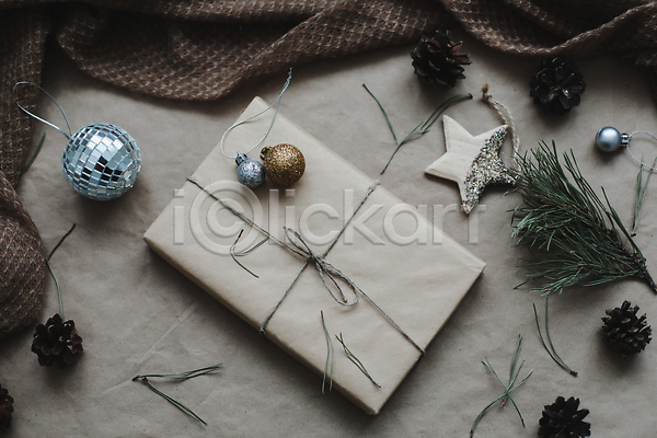 분위기 사람없음 JPG 포토 해외이미지 갈색 겨울 나뭇가지 별 선물상자 솔방울 오너먼트 장식 전나무 천(직물) 크리스마스 크리스마스장식