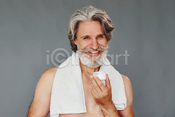 남자 노년 노인남자한명만 한명 JPG 앞모습 포토 해외이미지 그루밍족 들기 상반신 수건 수분크림 실버라이프 턱수염 피부관리 해외202309
