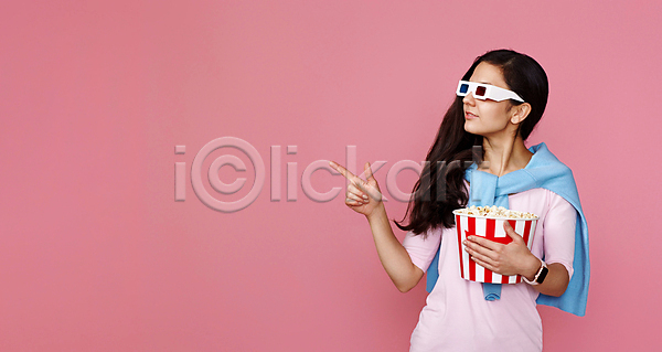 행복 성인 성인여자한명만 여자 한명 JPG 앞모습 포토 해외이미지 3D안경 가리킴 들기 분홍색 상반신 영화 팝콘 해외202309