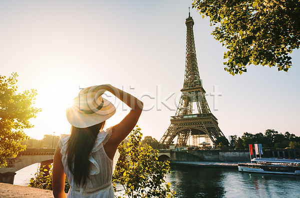사람 여자 한명 JPG 포토 해외이미지 관광지 도시 도시풍경 드레스 야외 에펠탑 여행 여행객 유럽 유행 일몰 컨셉 탑 태양 파리(프랑스) 프랑스 해외202309 햇빛 휴가 흰색