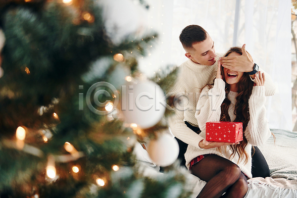 사랑 행복 남자 두명 성인 성인만 여자 JPG 옆모습 포토 해외이미지 겨울 상반신 선물상자 얼굴가리기 장식 커플 크리스마스 크리스마스트리
