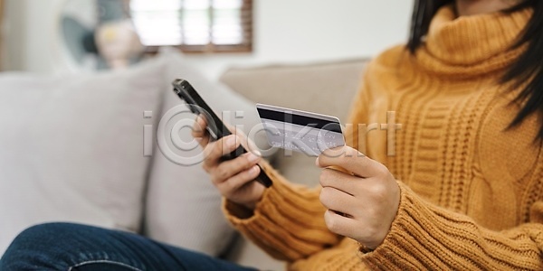 행복 사람 여자 한명 JPG 포토 해외이미지 결제 고객 공책 구매 금융 노트북 돈 디지털 라이프스타일 모바일 무선전화기 보안 비즈니스 사이버 상업 상점 소매 손 쇼핑 스마트폰 신용카드 온라인 인터넷 잡기 전자 주택 컨셉 컴퓨터 키보드 해외202309 해외포토 핸드폰