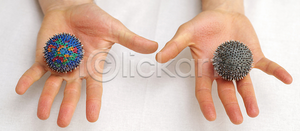 긴장 부드러움 스트레스 휴식 사람 사람없음 JPG 포토 해외이미지 가시 건강 고립 고무 공 근육 근육질 돌봄 마사지 모양 물리치료 손 손가락 손목 스파 스포츠 신체 압력 약 여의주 오브젝트 운동 원형 유연 잡기 장비 치료 컨셉 타격 테라피 파란색 플라스틱 피부 해외202309 해외포토 흰색