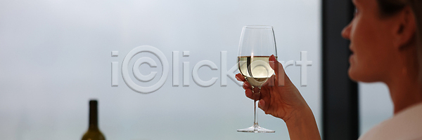 휴식 한명 JPG 포토 해외이미지 목욕가운 와인 유리 잡기 해외202309 해외포토 호텔 흰색