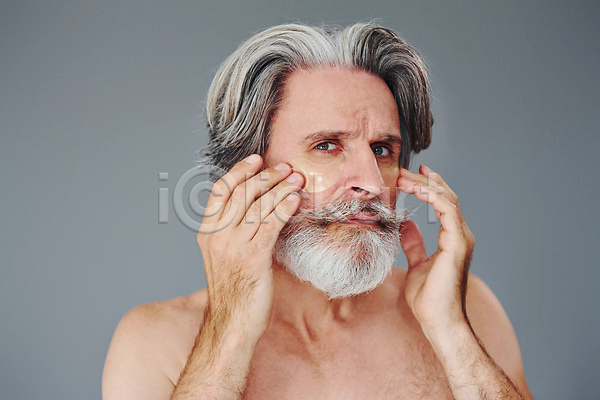 남자 노년 노인남자한명만 한명 JPG 앞모습 포토 해외이미지 그루밍족 상반신 손짓 실버라이프 턱수염 팩 피부관리 해외202309