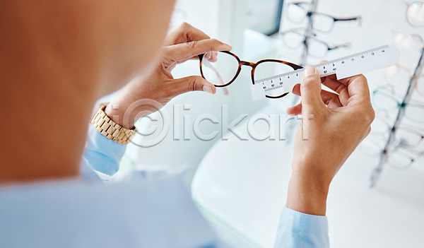 성인 성인여자한명만 여자 한명 JPG 뒷모습 포토 해외이미지 검안사 들기 상반신 안경 안경점 자 측정 치수 해외202309