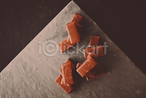 사람없음 JPG 포토 하이앵글 해외이미지 갈색 돌판 디저트 조각 초콜릿