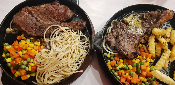 뜨거움 신선 사람없음 JPG 포토 해외이미지 굽기 그릴 기댐 등심 로즈메리 마늘 맛 맛있는 바비큐 백그라운드 부분 소고기 소금 스테이크 식당 식사 요리 육류 음식 잡화 재료 저녁식사 접시 조각 해외202309 해외포토 향신료 허리 후추