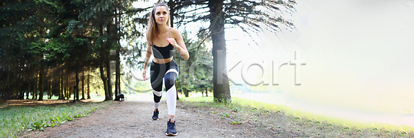 사람 여자 한명 JPG 포토 해외이미지 건강 경기장 공원 나무 달리기 달리기선수 라이프스타일 마라톤 발 밭 뷰티 속도 스포츠 시작 신체 아침 야외 에너지 연습 운동 위치 저녁 조깅 컨셉 포즈 해외202309 해외포토 혼자