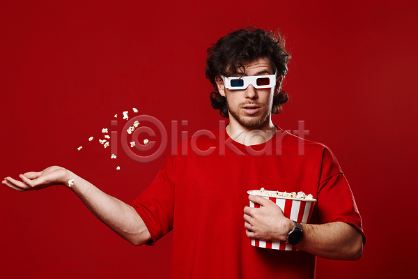 행복 남자 성인 성인남자한명만 한명 JPG 앞모습 포토 해외이미지 3D안경 던지기 들기 빨간색 상반신 영화 팝콘 해외202309