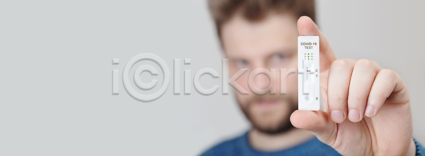 결과 분석 한명 JPG 포토 해외이미지 가면 감염 건강 긍정 면역력 미생물 바이러스 백신 병원 부정적 사스 속도 시험 실험 실험실 약 의사 장비 전염 전염병 질병 코로나바이러스 튜브 해외202309 해외포토 호흡기관 환자