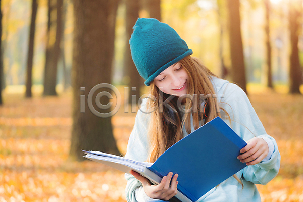10대 십대여자한명만 여자 청소년 한명 JPG 앞모습 포토 해외이미지 가을(계절) 낙엽 단풍 독서 상반신 야외 웃음 주간 책 학습 해외202309