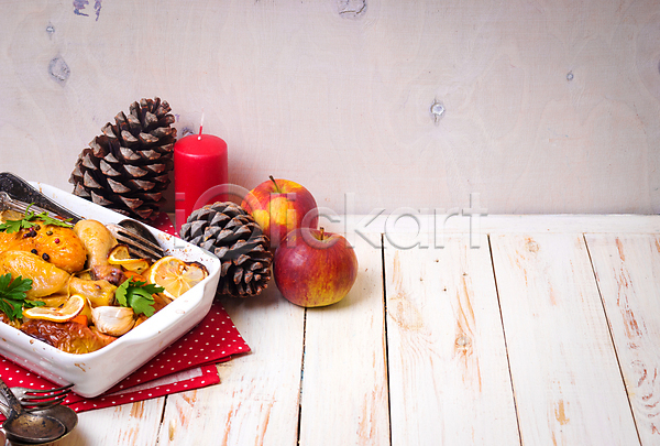 사람없음 JPG 포토 해외이미지 구이 그릇 닭고기 사과 솔방울 식사 초 크리스마스 해외202309