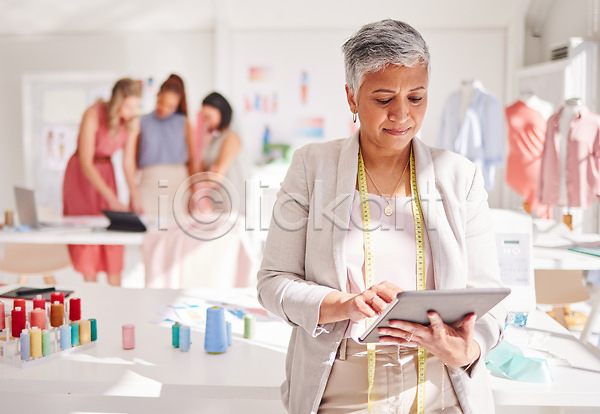 계획 여자 중년 중년여자한명만 한명 JPG 아웃포커스 앞모습 포토 해외이미지 들기 비즈니스우먼 상반신 의상디자인 태블릿 패션디자이너 패션산업 회사