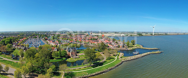 사람없음 JPG 포토 해외이미지 건물 건축양식 네덜란드 도시 도시풍경 드론 랜드마크 마을 문화 물 방어 벽 보트 성 안테나 야외 여행 역사 옛날 요트 유럽 자연 재산 전통 주택 중세 타운 탑 풍경 함선 항구 해외202309 해외포토