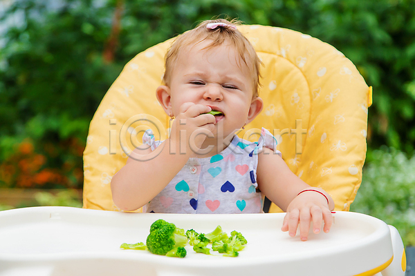 아기 여자 여자아기한명만 한명 JPG 아웃포커스 앞모습 포토 해외이미지 먹기 상반신 앉기 채소 해외202309