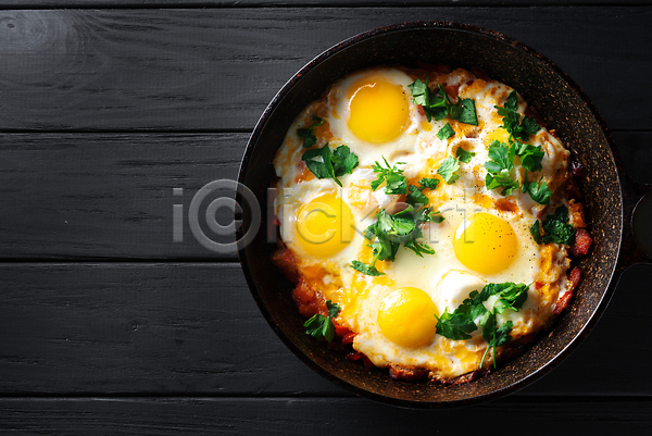 매움 사람없음 JPG 포토 해외이미지 건강 검은색 계란 고추 노른자 맛 맛있는 미니멀 백그라운드 빨간색 삶기 서빙 스크램블 식사 아랍어 아침 아침식사 양파 요리 위치 유대인 음식 이스라엘 저녁식사 전통 점심식사 접시 정상 채소 채식주의자 콘크리트 탁자 토마토 튀김 튀니지 플랫 해외202309 핸드메이드 후추