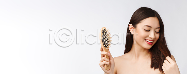행복 동양인 백인 사람 성인 여자 한명 JPG 포토 해외이미지 갈색머리 건강 고립 긍정 돌봄 라이프스타일 머리빗 모델 백그라운드 붓 뷰티 상점 스타일 아시아 얼굴 유행 일본 일상 중국 직진 최고 표현 피부 해외202309 해외포토 헤어스타일 흰색