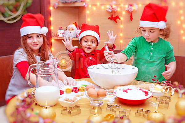 기쁨 준비 축하 행복 백인 사람 세명 소년 아기 어린이 JPG 포토 해외이미지 겨울 굽기 놀이 만들기 미소(표정) 빨간색 산타클로스 새해 요리 음식 장식 전통 주방 친구 쿠키 크리스마스 탁자 해외202004