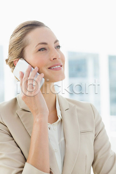 스마트 행복 30대 백인 성인 여자 한명 JPG 포토 해외이미지 무선전화기 미소(표정) 비즈니스우먼 사무실 스타일 실내 얼굴 정장 직장 해외202004 핸드폰