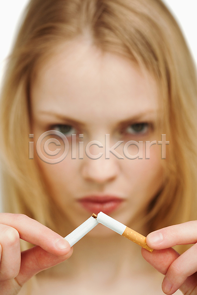 20대 백인 성인여자한명만 여자 한명 JPG 근접촬영 포토 해외이미지 건강 금연 담배 담배꽁초 들기 서기 손가락 응시 자르기 잡기 해로움 해외202004